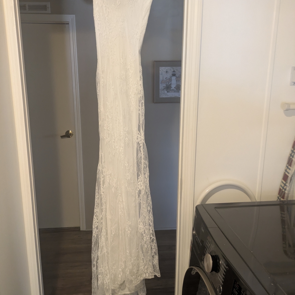 Chic Ivory Lace Bridal Gown
